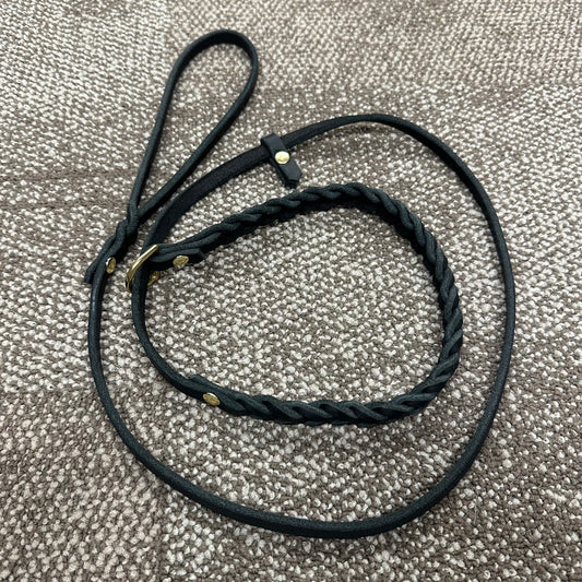 Retrieverkoppel i läder, svart/mässing, flätad halsdel