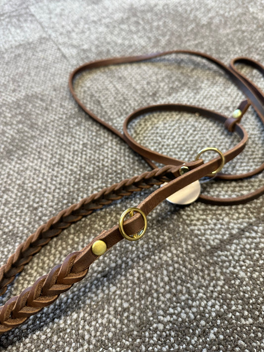 Retrieverkoppel i läder, dubbelt stopp, brun/mässing, flätad halsdel