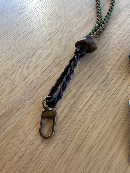 Visselpipsband, flätad paracord och läderfläta