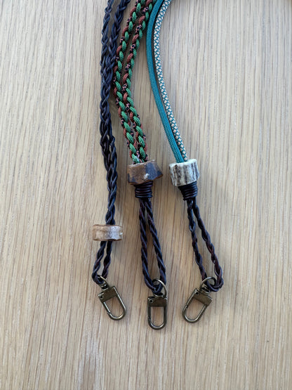 Visselpipsband, justerbar paracord och läderfläta